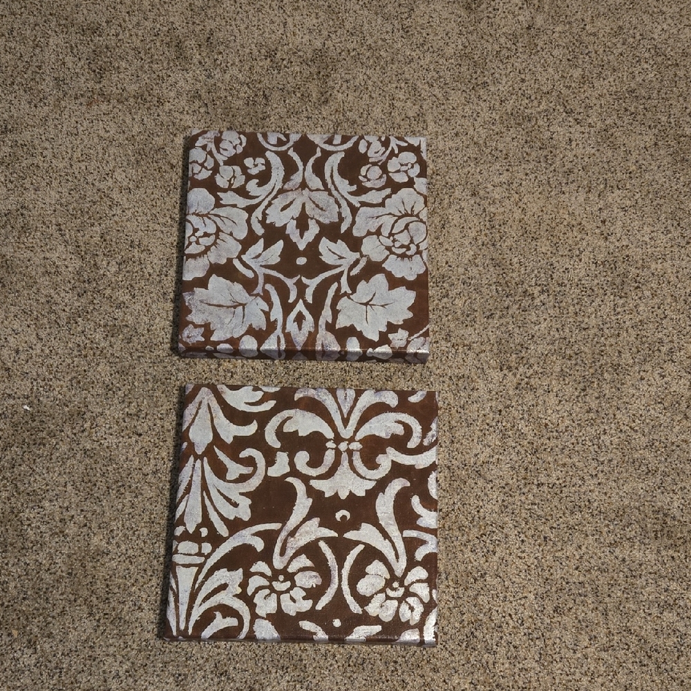 2 decorative square photos